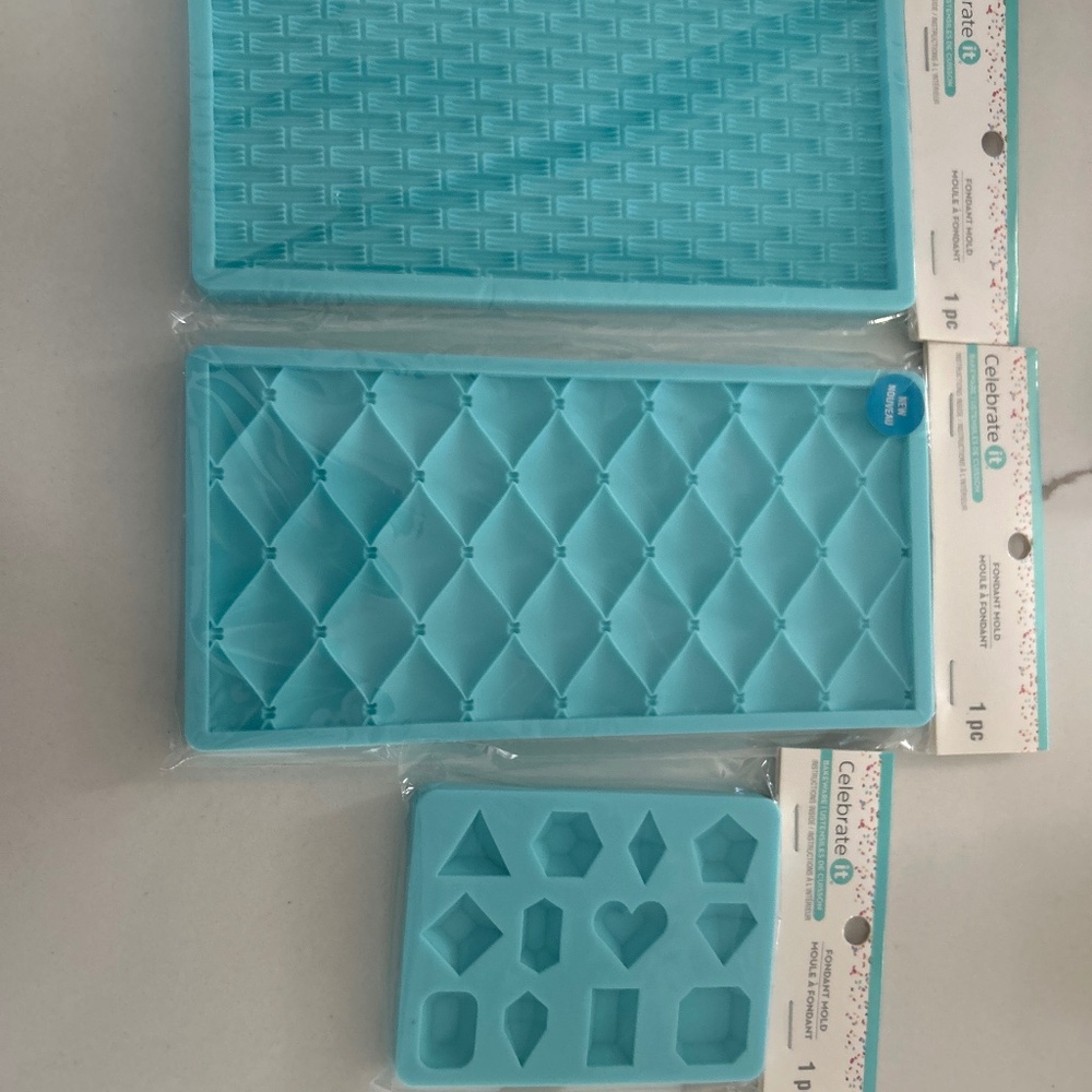 Set of 3 bakeware molds bnwt